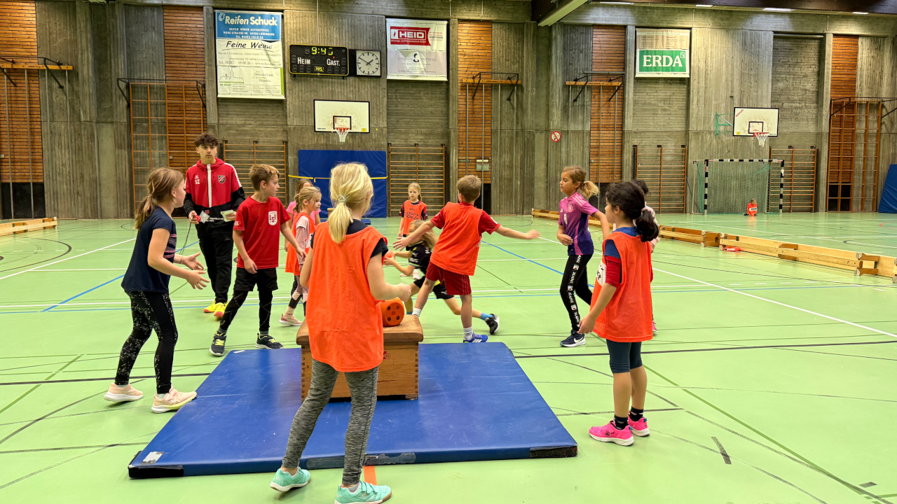 Traditioneller Handballtag begeistert Zweitklässler