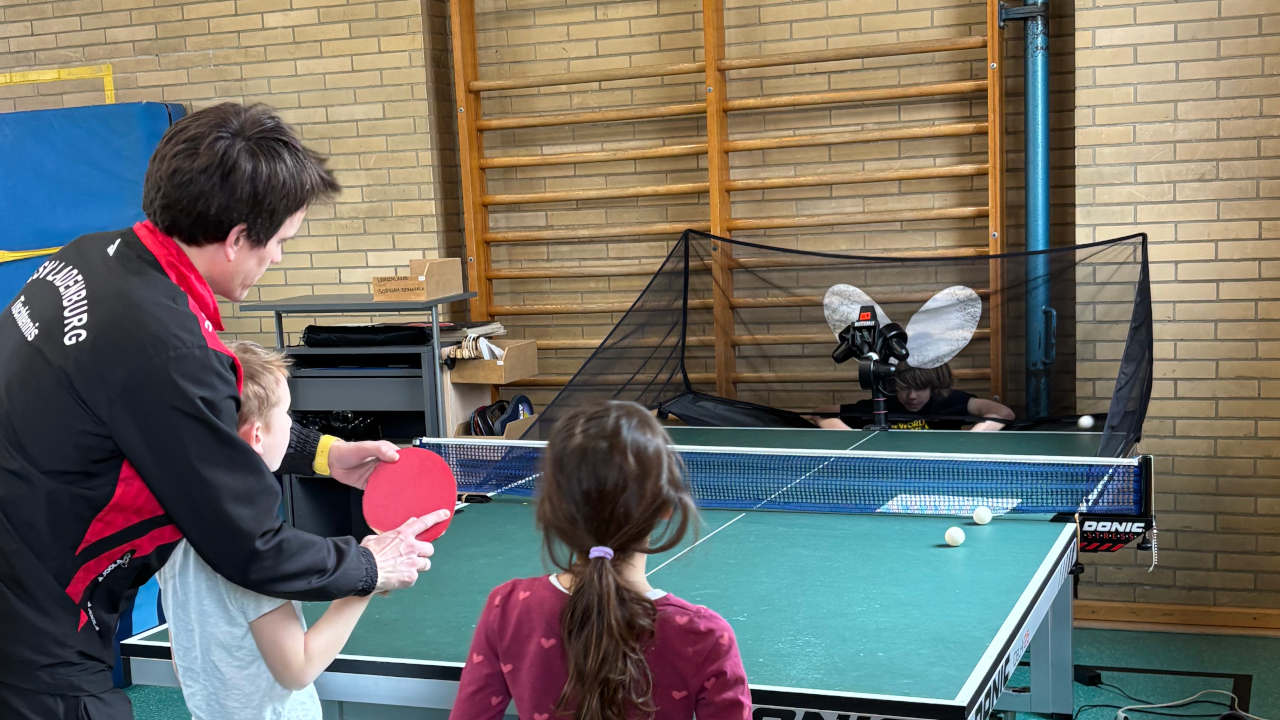 Die dritten Klassen der Dalberg-Grundschule entdecken Tischtennis