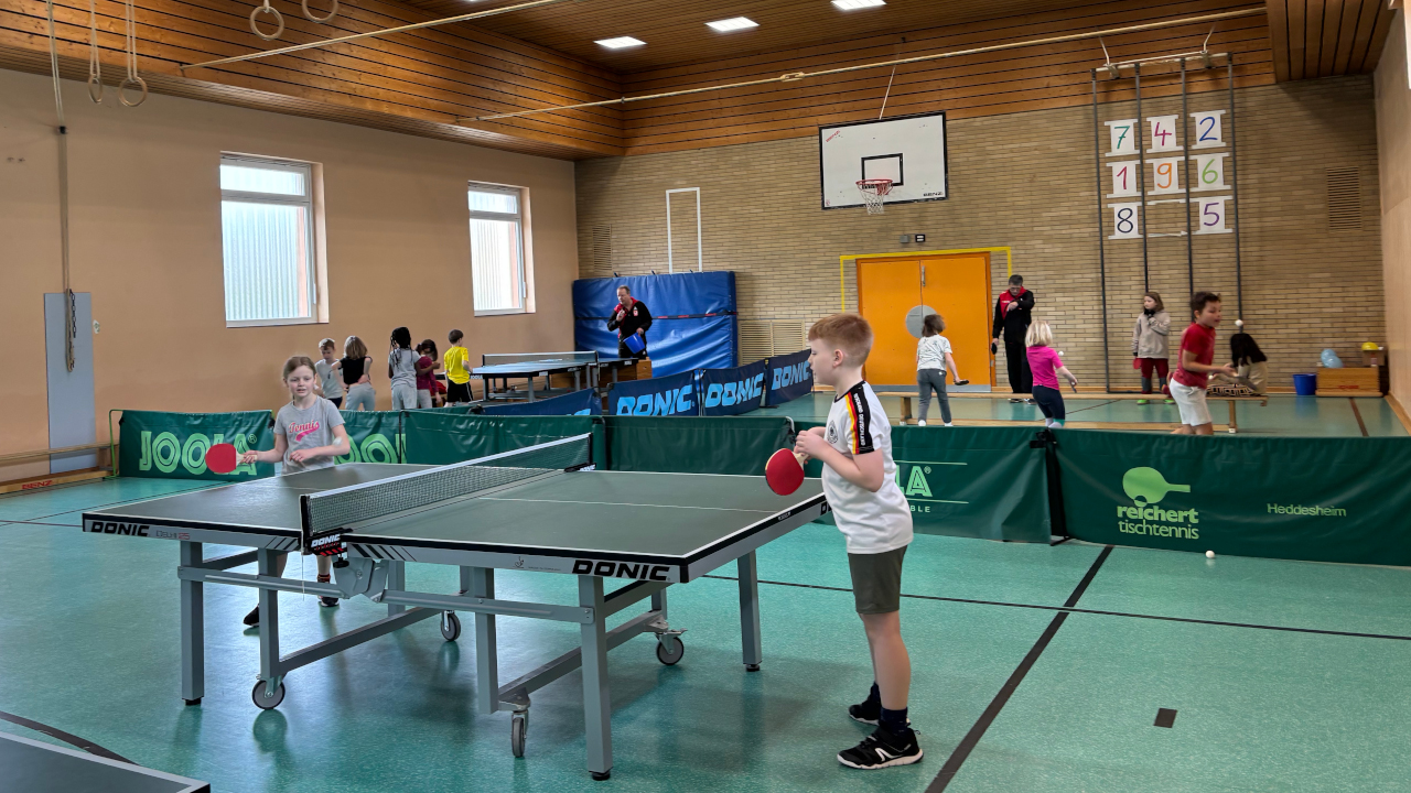 Die dritten Klassen der Dalberg-Grundschule entdecken Tischtennis